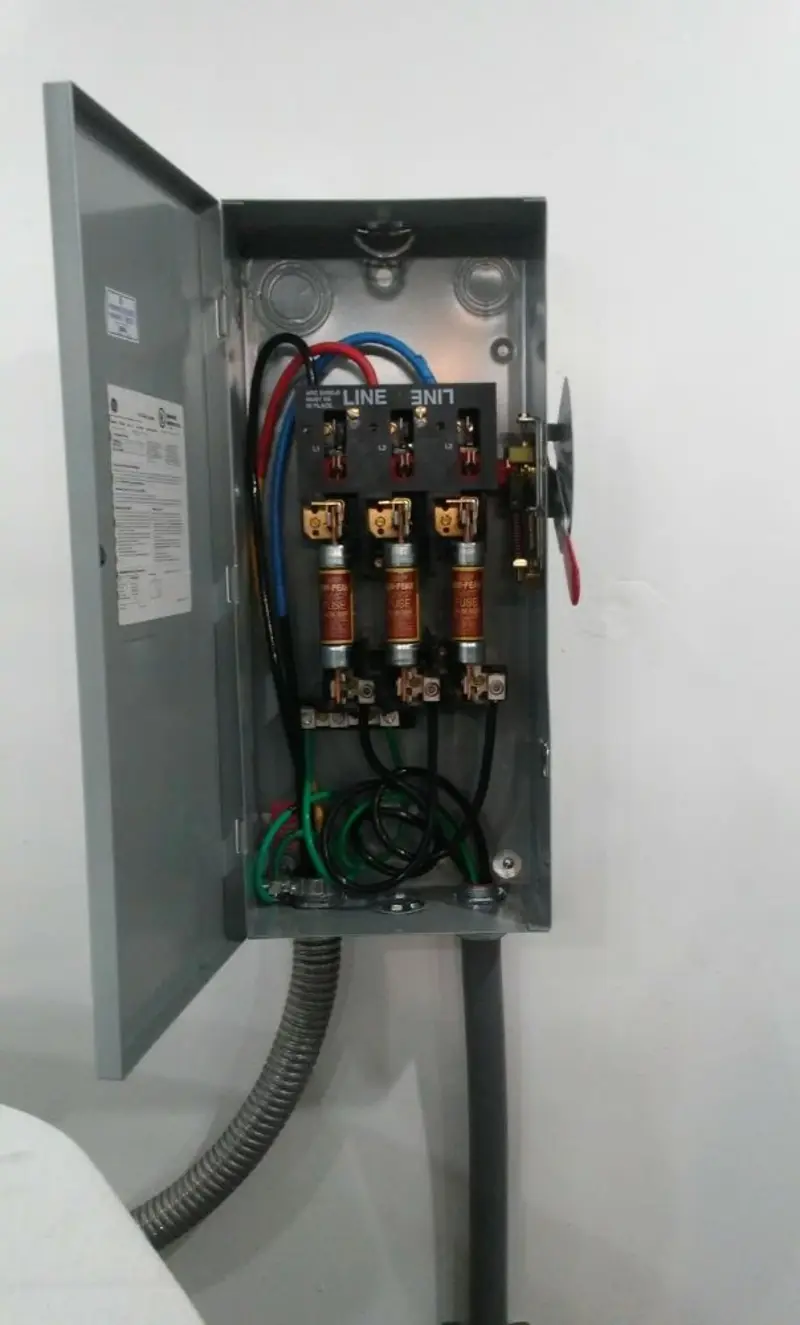 Three-phase disconnect switch installed for Smoke Detector Installation in Rose Hill